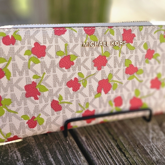 Nwot Michael Kors Jet Set Travel Continental in Vanilla Multi - Picture 2 of 7